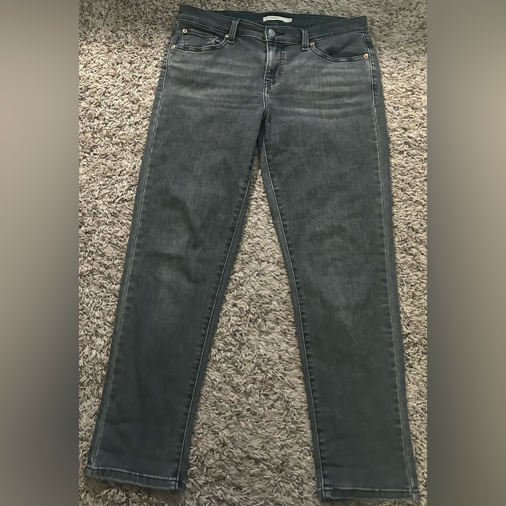 EUC Levi’s Charcoal Gray Boyfriend Jeans - Women’s 29